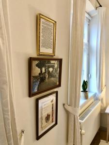 克里斯蒂安斯费尔德伯劳德蒙格赫登斯酒店的墙上有三幅带窗框的图片
