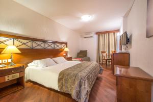 扎金索斯镇戴安娜酒店的酒店客房设有一张大床和一张书桌。