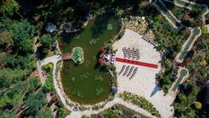 凯奇凯梅特格拉纳达会议、康体和体育酒店的享有公园的顶部景色,设有房屋和池塘