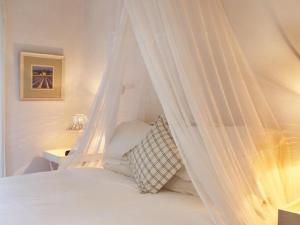 斯坦福Lavender’s Blue的卧室内的白色床和天蓬