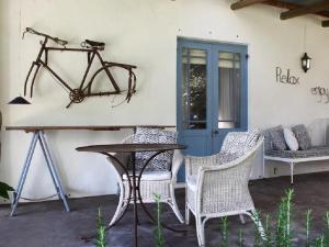 斯坦福Lavender’s Blue的自行车在桌子和椅子旁边的墙上
