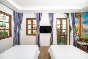 富国Cybele Sunset Hotel Phu Quoc - Free Hon Thom Cable Car & Aquatopia Water Park的带2扇窗户的客房内的2张床