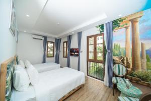 富国Cybele Sunset Hotel Phu Quoc - Free Hon Thom Cable Car & Aquatopia Water Park的一间卧室设有两张床,墙上挂着一幅画
