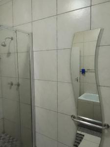 开普敦LRN Brackenfell Homestay的带淋浴和镜子的浴室