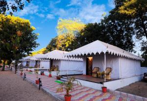 BīsalpurJawai Nature Stay Jawai的公园里一排白色的帐篷