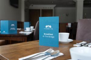 格林福德桥梁酒店的一张桌子上有一个蓝色的标志