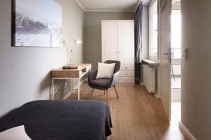 威克奥夫弗尔Haus Uthlande 39的一间卧室配有一张床、一张桌子和一把椅子