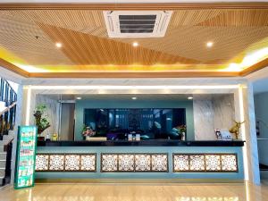 日惹Luxury Malioboro Hotel的天花板餐厅内的酒吧