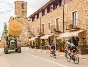 PerafitaCa L'Estamenya的两个人骑着拖拉机沿着街道骑着自行车