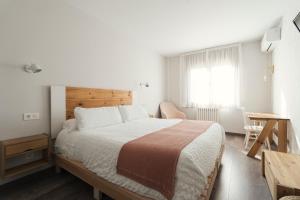 阿尔巴拉辛Hotel Casa Cauma的一间卧室配有一张大床和木制床头板