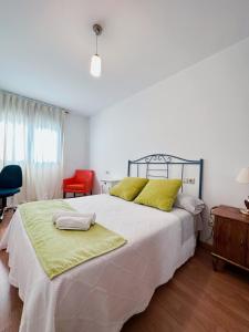 蓬费拉达Suite Rigel的一间卧室配有一张大床和两条毛巾