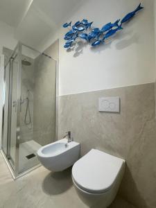 维罗纳Palazzo Antoniazzi的浴室配有卫生间、淋浴和盥洗盆。
