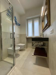 维罗纳Palazzo Antoniazzi的一间带水槽、卫生间和淋浴的浴室