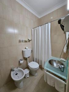 英雄港贝拉玛酒店的浴室配有卫生间、盥洗盆和淋浴。