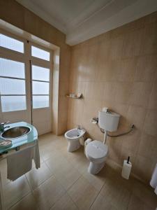 英雄港贝拉玛酒店的一间带卫生间和水槽的浴室