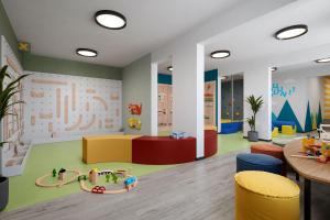 拉巴克Rabac Sunny Hotel & Residence的儿童游乐区,室内设有玩具赛道