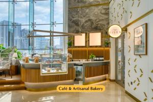 迪拜The First Collection Business Bay的一间咖啡厅和人造面包店,享有城市美景