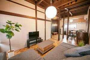 箱根Hakone Yumoto Base的带沙发、电视和桌子的客厅