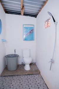 比拉Woywoy Paradise的一间带卫生间和浴缸的浴室