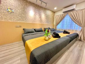 马六甲Kota Homestay-22pax with Karaoke,Arcade Game,Table Pool Walking 5min To Jonker的一间卧室配有一张桌子和一张床铺