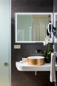 塞维利亚Casa de Triana Luxury Suites by Casa del Poeta的一间带水槽和镜子的浴室