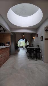 劳勿Sunya Home Raub, Pahang G02的大房间设有桌子和大型白色天花板
