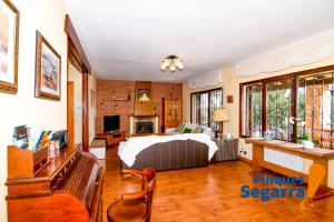 罗达德瓦拉Casa Emporda的一间卧室设有一张床和一间客厅。
