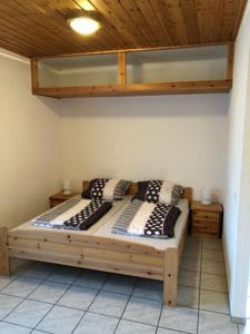 BockenauCamping Bockenauer Schweiz的一张床上有两个枕头的房间