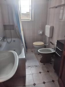 利帕里阿尔瓦特罗斯住宿加早餐旅馆的浴室配有卫生间、浴缸和水槽。