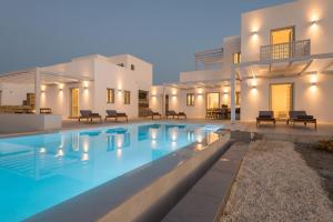 莱瓦贾Beautiful Paros Villa - 2 Bedroom - Villa Nirvana - Breathtaking Sea Views and Great for Couples - Naousa的一座房子前面设有游泳池