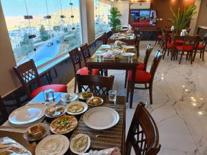 瓦迪穆萨Petra Crystal hotel的一间设有餐桌和盘子的餐厅