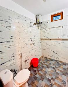 瑞诗凯诗Anandmay Homestay, ISBT Rishikesh的一间带两个卫生间和大理石墙的浴室