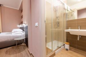 斯培西亚拉洛贾德班驰旅馆的带淋浴和盥洗盆的浴室