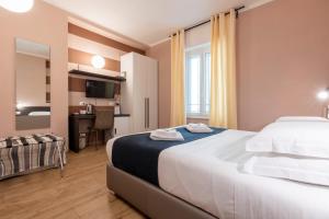 斯培西亚拉洛贾德班驰旅馆的酒店客房设有一张大床和一张书桌。