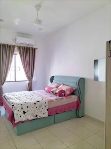 甲抛峇底MR OT HOMESTAY ( BAITUL RAUDHAH )的一间卧室配有带粉红色枕头的床。
