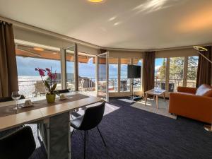 盖尔绍Seehotel Riviera at Lake Lucerne的酒店客房,享有客厅的景色