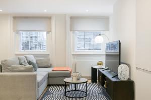伦敦Urban Chic – Drury的客厅配有沙发和桌子