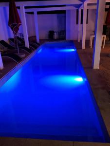 阿加迪尔Riad Ocean Beach Douira的室内的蓝色灯光游泳池
