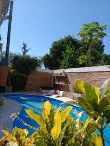戈亚Costanera Goya Apart & Hotel的一个带床和砖墙的游泳池