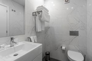 埃武拉Templo Boutique Hotel的白色的浴室设有水槽和卫生间。