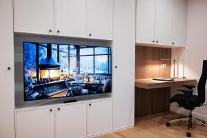 曼海姆克莱纳玫瑰园酒店的客厅设有壁挂式平面电视。