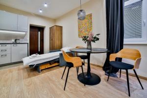 拉布卡Studio ArtDeco的卧室配有一张床和一张桌子及椅子