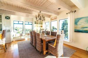 萨默兰Summer Beach House的一间带木桌和椅子的用餐室