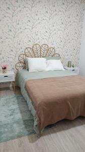马尔皮卡APARTAMENTO MENCER的一间卧室配有一张带图案墙壁的床