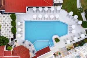 阿凯松Diana Palace Hotel Zakynthos的享有度假村游泳池的顶部景致