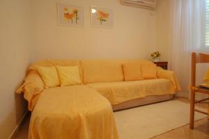 诺维格勒伊斯特拉Martinis Yellow的客厅的沙发,配有黄色毯子