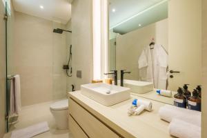 坎古Oasis Smart Villa 3 Canggu的一间带水槽、卫生间和镜子的浴室