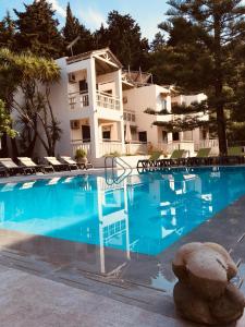蒂锡利维特里亚农一室公寓酒店的房屋前的大型游泳池