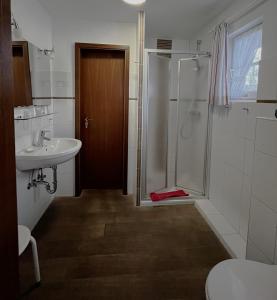 诺尔多夫安卡酒店的带淋浴和盥洗盆的浴室