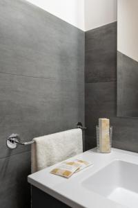 墨西拿Damatti Appartamento的浴室配有白色水槽和毛巾